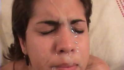 خوبصورت لاطینی brunette کسی نہ کسی طرح جنسی ہے